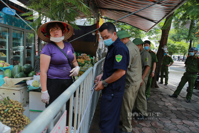 Các khu chợ ở Hà Nội đã đông nghẹt người mua, kẻ bán - Ảnh 10.