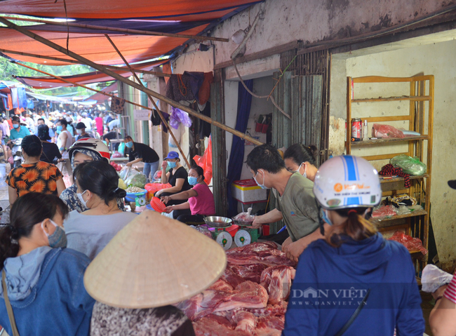 Chợ, siêu thị Hà Nội ngày đầu giãn cách xã hội: Nơi đông đúc, chốn thoáng đãng người dân thoả sức lựa chọn - Ảnh 2.