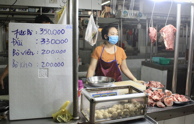 TP.HCM: Tiểu thương chợ treo bảng niêm yết giá y như siêu thị - Ảnh 1.