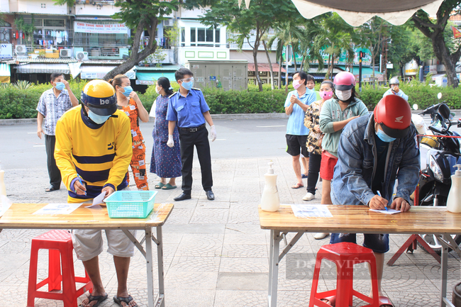 TP.HCM: Tiểu thương chợ treo bảng niêm yết giá y như siêu thị - Ảnh 11.