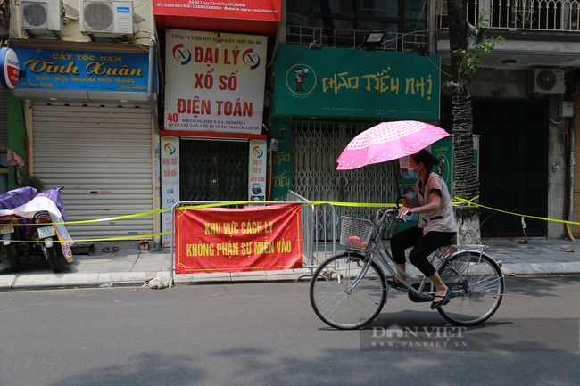 Người dân trong khu phong tỏa cầm cự mong ngóng ngày về với con - Ảnh 14.