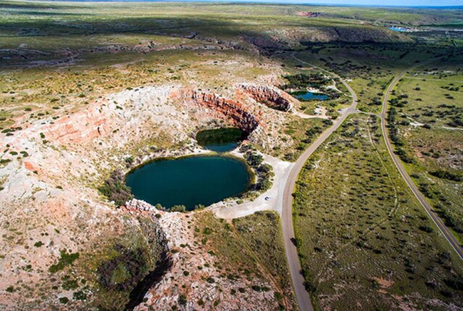 Khám phá 9 “hồ không đáy” huyền bí trên sa mạc New Mexico - Ảnh 1.