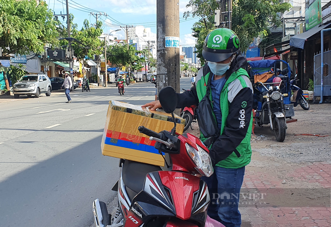 TP.HCM: Grab, Gojek, Now… tắt giao hàng sau 17h, gấp rút làm thẻ đeo cho shipper - Ảnh 3.