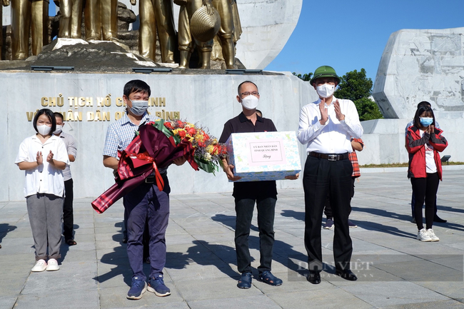 Chủ tịch UBND tỉnh Quảng Bình tiễn 29 nhân viên y tế vào TP. Hồ Chí Minh chống dịch Covid-19 - Ảnh 2.