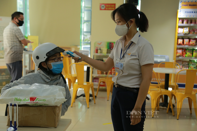 Bất chấp khó khăn những nhân viên Bưu tá quyết vận chuyển hàng thiết yếu đến người dân - Ảnh 4.