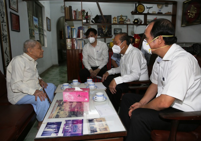 Phó Thủ tướng thăm Mẹ Việt Nam Anh hùng, thương binh, cán bộ lão thành cách mạng TP.HCM - Ảnh 1.
