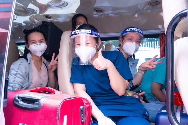 TP.HCM: 87 bác sĩ Bệnh viện Hùng Vương lên đường tiếp nhận Bệnh viện dã chiến số 16 - Ảnh 1.