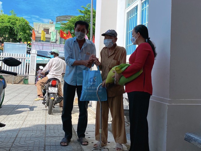 Bà Rịa – Vũng Tàu: Hội phụ nữ len lỏi khắp phố xá đi chợ giúp người dân trong đại dịch - Ảnh 1.