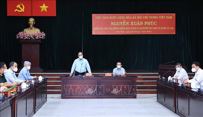 TP.HCM: Chủ tịch nước Nguyễn Xuân Phúc thăm bà con khu phong tỏa - Ảnh 3.