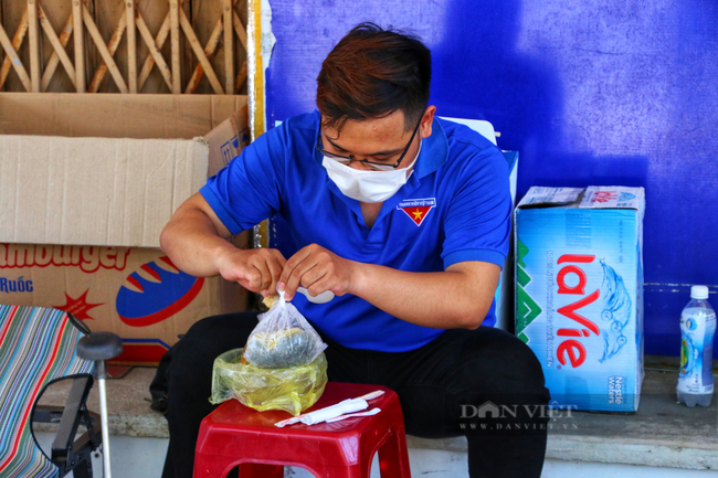 Mùa bóng đá đặc biệt tại &quot;điểm nóng&quot; Covid-19 - Ảnh 3.