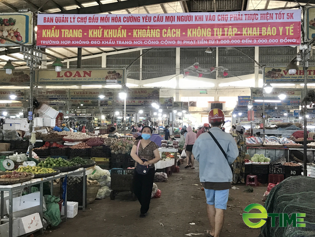 Đà Nẵng: Yêu cầu các chợ thực hiện giãn cách các sạp hàng, bán luân phiên không quá 50% số tiểu thương  - Ảnh 1.