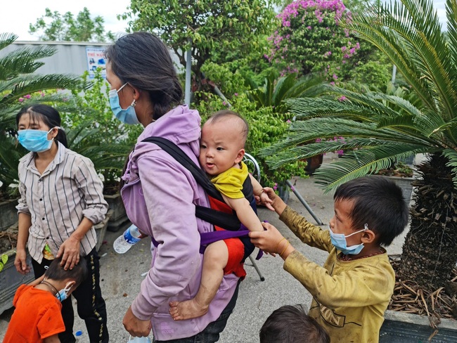 Nghệ An: Người phụ nữ hỗ trợ tiền cho người chạy xe máy về quê tránh dịch - Ảnh 2.