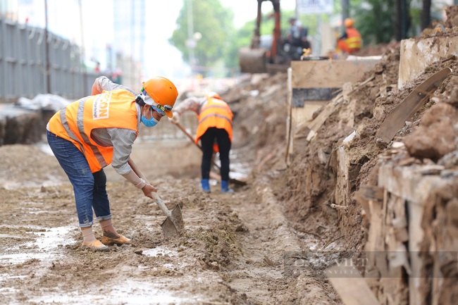 Công nhân làm việc ở hầm chui Lê Văn Lương hối hả thi công để kịp tiến độ - Ảnh 12.