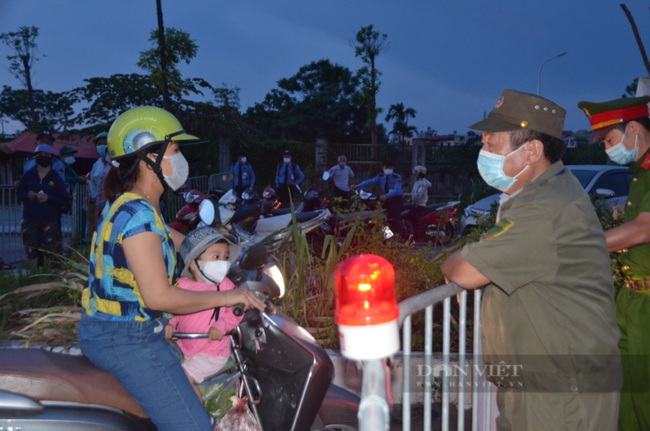 Ông Nguyễn Kim Thành (62 tuổi) - bảo vệ dân phố của phường Đại Mỗ căng mình thực hiện nhiệm vụ. Ảnh: N.T