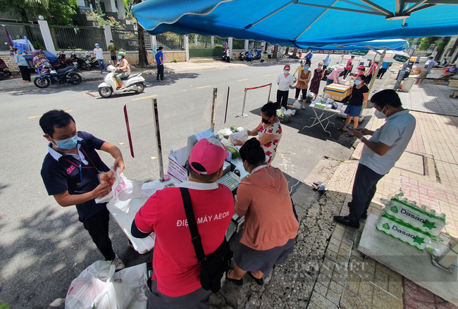 TP.HCM: Siêu thị tăng xe thực phẩm lưu động gấp 3-4 lần để người dân khỏi đi xa - Ảnh 1.