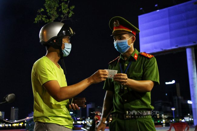 Ảnh: Nhiều người quay xe trong đêm đầu tiên Đà Nẵng giãn cách xã hội - Ảnh 7.