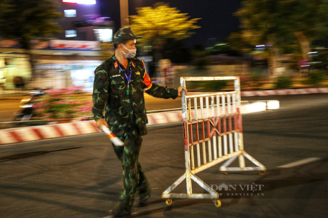 Ảnh: Nhiều người quay xe trong đêm đầu tiên Đà Nẵng giãn cách xã hội - Ảnh 3.