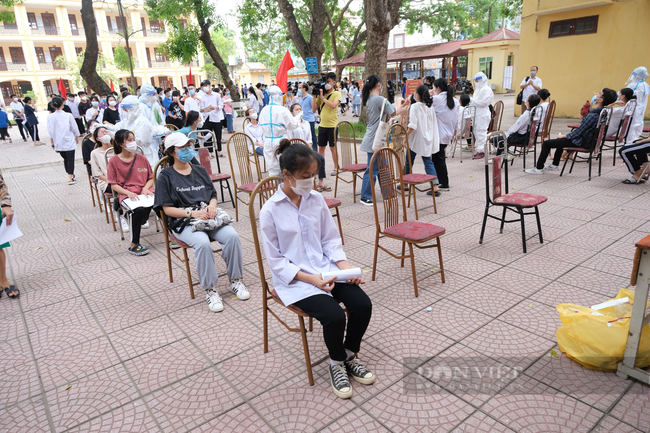 Bắc Giang: Lấy mẫu xét nghiệm Covid-19 cho giáo viên, học sinh trước kỳ thi tốt nghiệp THPT tại tâm dịch Việt Yên - Ảnh 7.