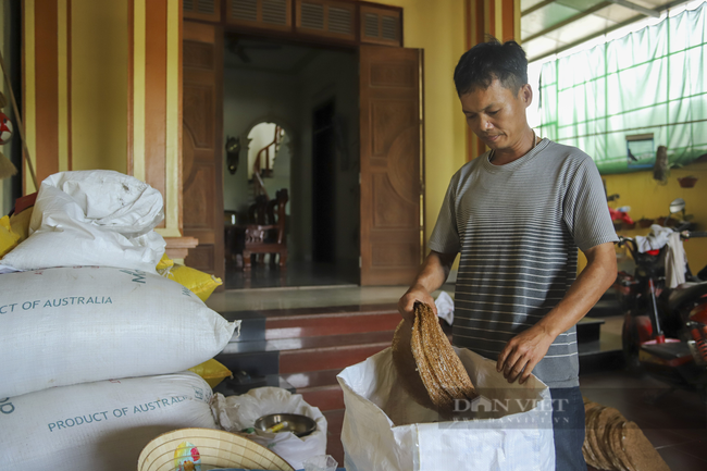 Sau công đoạn tráng bánh, phơi bánh, người dân đóng bánh vào bao tải nilon để chuẩn bị gửi đi cho khách tại Hà Nội. Ảnh: Nguyễn Chương -N.T