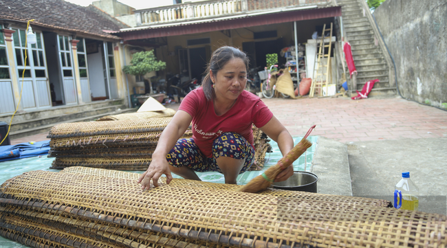 Nhọc nhằn nghề tráng bánh đa Đắc Châu giữa mùa nắng nóng - Ảnh 4.