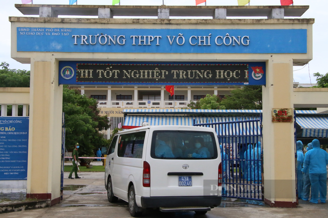 Đà Nẵng: Thí sinh diện F mặc đồ bảo hộ làm thủ tục thi - Ảnh 1.