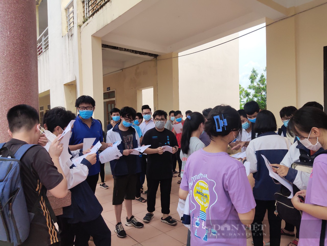 Hà Tĩnh: Kiểm tra y tế nghiêm ngặt hơn 17.300 thí sinh trước khi vào làm thủ tục dự thi tốt nghiệp THPT năm 2021 - Ảnh 4.