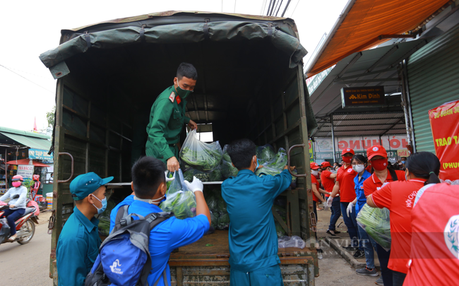 Đồng Nai: Rau xanh, trứng gà, thắm tình quân dân “đậm chất bộ đội Cụ Hồ” gửi đến người nghèo trong “bão dịch” - Ảnh 2.