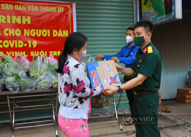 Đồng Nai: Rau xanh, trứng gà, thắm tình quân dân “đậm chất bộ đội Cụ Hồ” gửi đến người nghèo trong “bão dịch” - Ảnh 3.