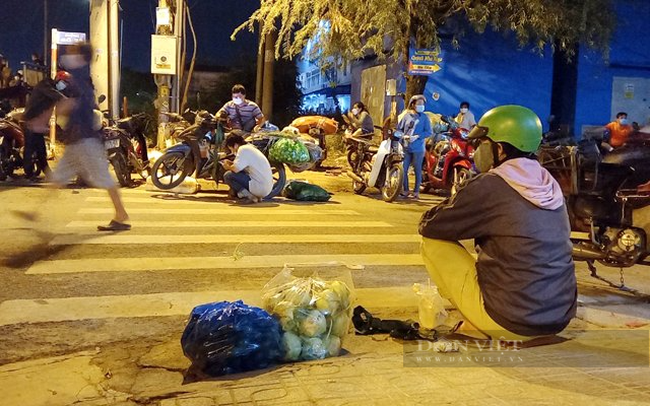 Chợ Đầu mối nông sản Thủ Đức tới tấp kẻ bán người mua trước giờ đóng cửa - Ảnh 13.