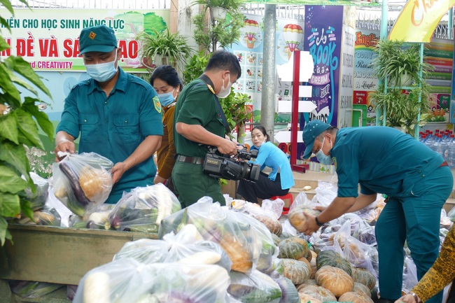 TP.HCM: Gian hàng 0 đồng, san sẻ yêu thương giữa mùa dịch Covid-19 - Ảnh 3.