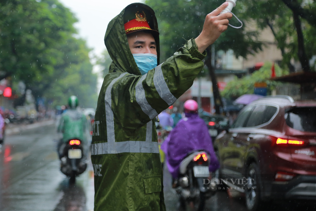Hình ảnh đẹp chiến sĩ công an dầm mưa hỗ trợ cho sĩ tử - Ảnh 5.
