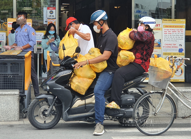 TP.HCM: Người dân vẫn chen chân trong siêu thị, mua cả triệu tiền hàng - Ảnh 1.