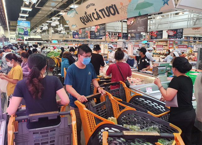 TP.HCM: Người dân vẫn chen chân trong siêu thị, mua cả triệu tiền hàng - Ảnh 3.