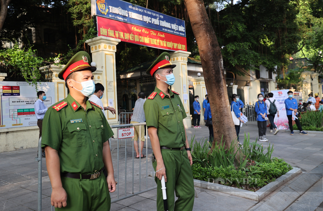 Hình ảnh đẹp chiến sĩ công an dầm mưa hỗ trợ cho sĩ tử - Ảnh 5.