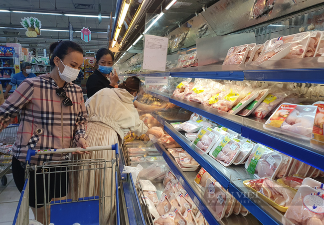 TP.HCM: Hết cảnh chen chân đi chợ, siêu thị, rau củ, thịt cá đầy quầy kệ - Ảnh 1.