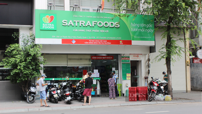 Một cửa hàng thực phẩm khác trên đường Lê Thánh Tôn, quận 1 không diễn ra cảnh chen lấn hay tập trung đông người tới mua hàng hóa, thực phẩm. (Ảnh: Nguyên Vỹ)