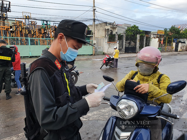 Ngày đầu giãn cách, người vào Đồng Nai đông, chốt kiểm dịch bị “kẹt” - Ảnh 1.