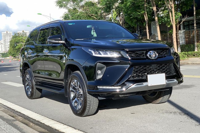 Ngỡ ngàng giá bán lại Toyota Fortuner Legender sau gần 1 năm lăn bánh - Ảnh 1.