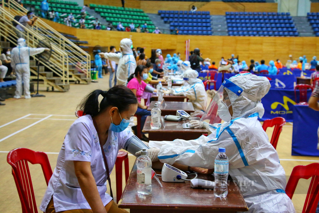 Đà Nẵng: Sử dụng xe tiêm vaccine Covid-19 lưu động phục vụ các đối tượng tại khu vực phong tỏa - Ảnh 2.