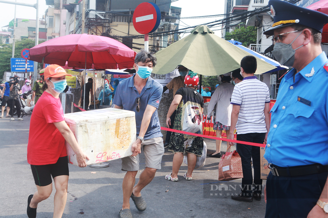 Áp dụng Chỉ thị 16: Ở trong khu phong tỏa, đưa người thân đi cấp cứu có cần giấy xét nghiệm? - Ảnh 2.