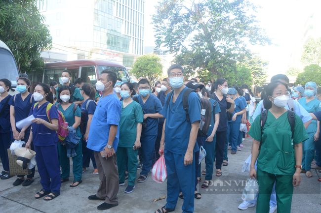 Đà Nẵng: 50 y, bác sĩ lên đường chi viện TP.HCM chống dịch - Ảnh 1.