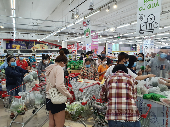 Đà Nẵng: Người dân chen chân mua đồ ở siêu thị trước chủ trương &quot;ai ở đâu phải ở đó&quot;  - Ảnh 1.