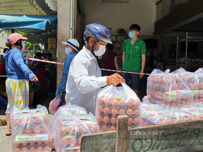 Đà Nẵng: Người dân chen chân mua đồ ở siêu thị trước chủ trương &quot;ai ở đâu phải ở đó&quot;  - Ảnh 7.