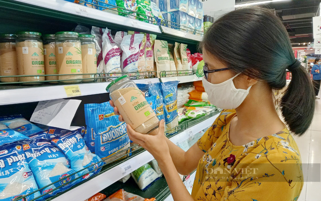 Khách hàng lựa mua đường trong siêu thị Lotter Mart Bình Dương. Ảnh: Nguyên Vỹ