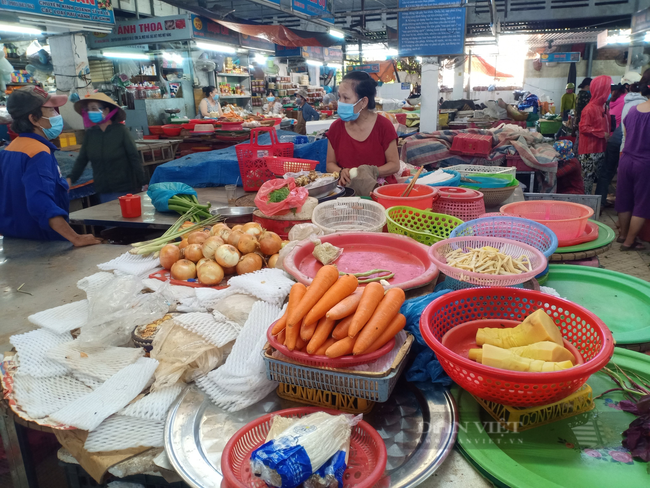 Đà Nẵng: Chợ đầu mối lớn nhất thành phố tạm ngưng hoạt động, giá rau, thịt đồng loạt tăng - Ảnh 1.
