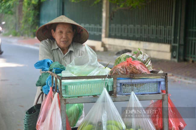 Rất nhiều lao động tự do ngoại tỉnh, không có tạm trú tại Hà Nội không tiếp cận được gói hỗ trợ 1,5 triệu đồng/người. Ảnh:.Nt (Chụp trước khi có dịch Covid-19)