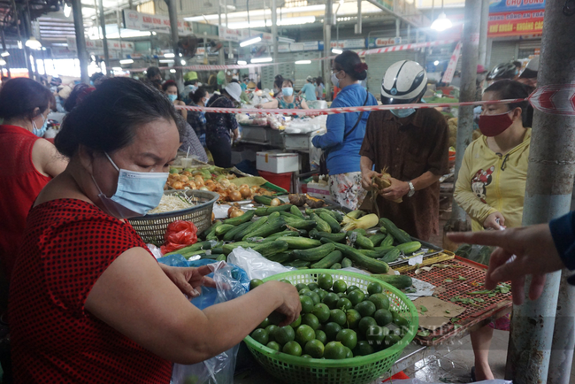 Đà Nẵng: Giá thực phẩm tăng cao, Ban quản lý chợ xử lý nhiều tiểu thương phá giá niêm yết - Ảnh 2.