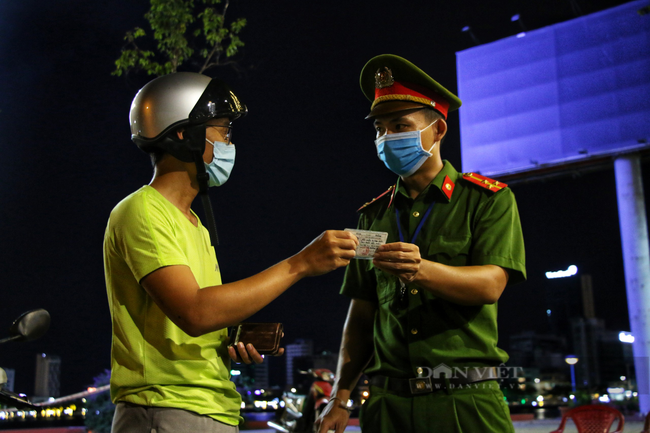 Đà Nẵng: 2 chiến sĩ Công an trực chốt kiểm soát dịch dương tính SARS-CoV-2 - Ảnh 1.