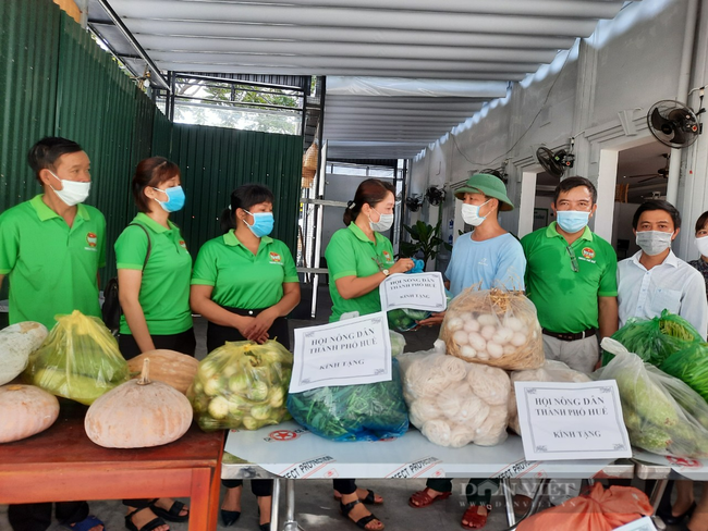 Nông dân TT-Huế tiếp tế miễn phí lương thực, thực phẩm cho các khu cách ly, chốt kiểm soát  - Ảnh 1.