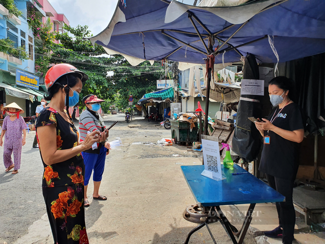 TP.HCM: Chợ đầu tiên tại quận Phú Nhuận mở lại, quây vách ngăn, bán rau củ theo combo - Ảnh 3.